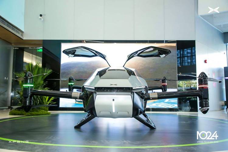 旅行者x2是小鹏虎天自主研发生产的双座载人飞行汽车,整个机身采用碳
